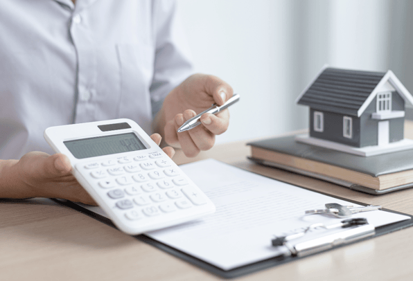 A broker showing the available mortgage rates to advise on what is the best mortgage loan for first time buyer